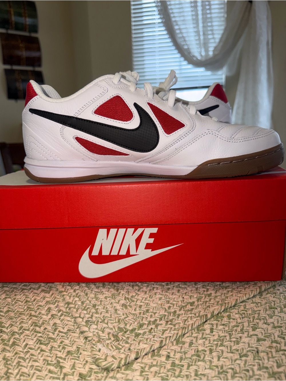 Nike Gato men’s White Black Red Sneakers size 9 new!!